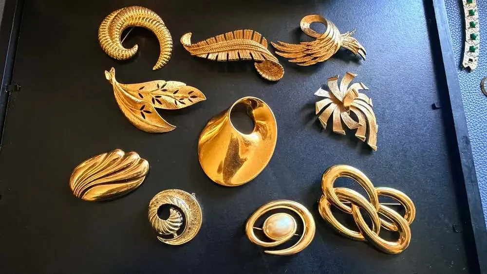 (10)Vintage Designer Gold-Tone Costume Jewelry Brooch Collection W/ Marquetry Tr